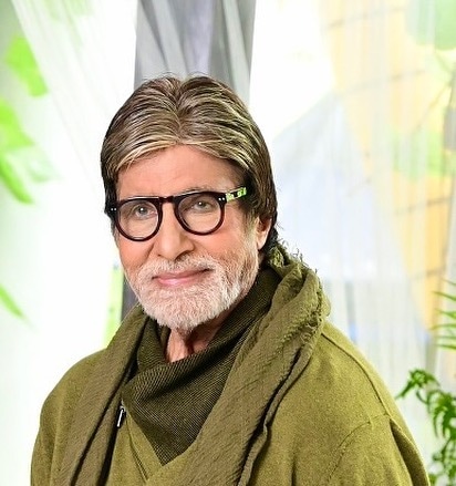 caknowledge च्या अहवालानुसार, २०२२ मध्ये अमिताभ बच्चन यांची एकूण संपत्ती ३१९० कोटी रुपये आहे.