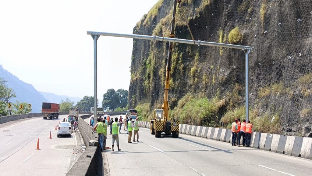 Pune bound traffic on expressway closed