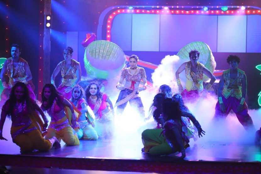 Zee Marathi Awards Madhuri Dixit Malaika Arora