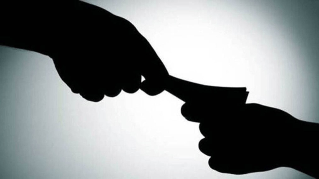 Village development officer gorakh dinkar girigosawi caught taking bribe Kolhapur