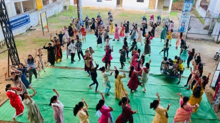 gondia young girl and boys, practice of dandiya, practice of dandiya ras garba
