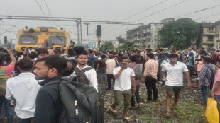 diva railway station, train stopped by passengers in diva railway station, central railway traffic jam
