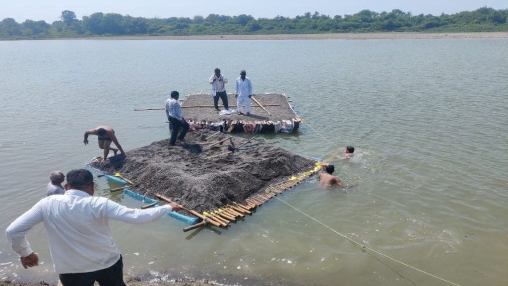 jalgaon sand mafia, action against sand mafia, tapi river, revenue department, illegal sand mining at tapi