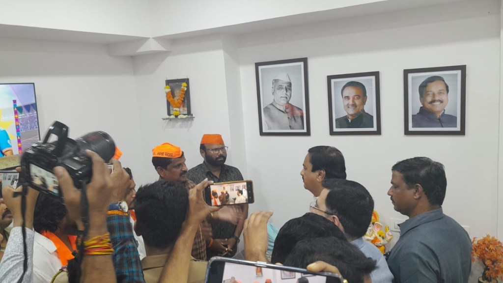 sunil tatkare in thane, black flags shown to sunil tatkare in thane, maratha protesters shows black flags to sunil tatkare