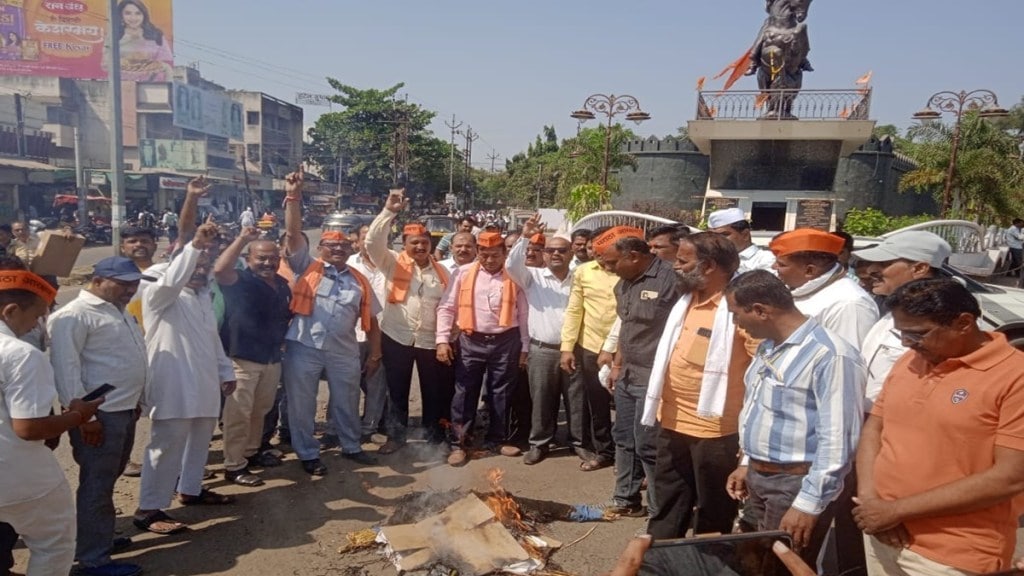 chalisgaon maratha protesters, maratha reservation opponents statue burn in chalisgaon