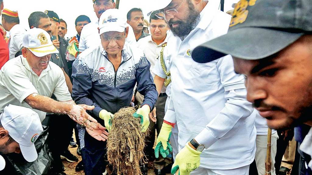 cm Eknath Shinde in cleanliness campaign in mumbai