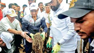 cm Eknath Shinde in cleanliness campaign in mumbai