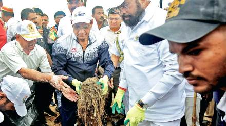cm Eknath Shinde in cleanliness campaign in mumbai