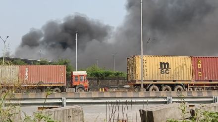 major fire breaks out at a food company in JNPA SEZ major fire breaks out at a food company in JNPA SEZ