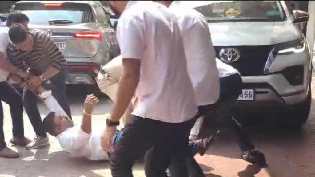 maratha community activists attempt to stop vehicle of bjp mla kisan kathore in thane collectorate premises maratha community activists attempt to stop vehicle of bjp mla kisan kathore in thane collectorate premises