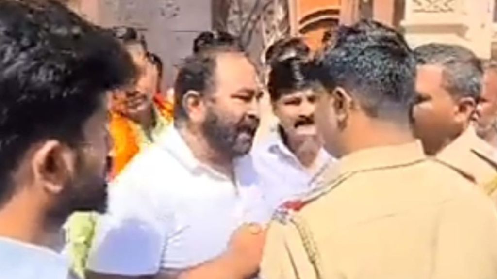 Shiv Sainik stationed before devendra Fadnavis program