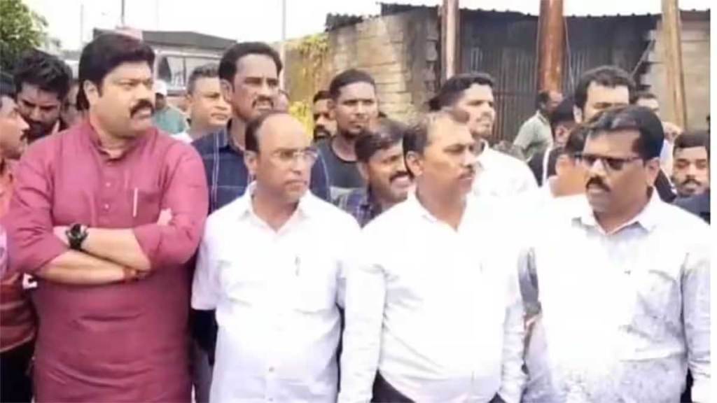 mns mla along with the villagers meet tmc commissioner mns mla along with the villagers meet tmc commissioner
