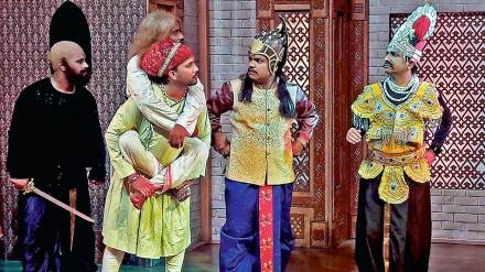 ravindra pathare review yada kadachit returns ravindra pathare review yada kadachit returns