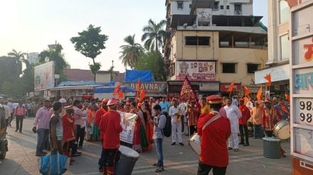 Shiv Sainiks from Thane heading towards Mumbai