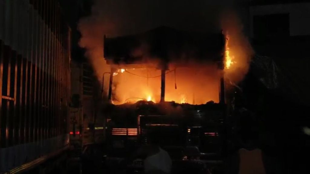 truck parked in APMC market in Navi Mumbai suddenly caught fire