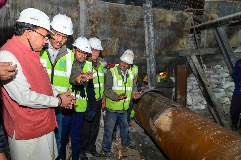 उत्तरकाशीतील सिल्कयारा बोगद्या दुर्घटनेत अडकलेल्या ४१ मजुरांची १७ दिवसांच्या बचाव मोहिमेनंतर सुखरूप सुटका करण्यात आली आहे. १२ नोव्हेंबरपासून कामगारांचे कुटुंबीय त्यांच्या सुरक्षेसाठी प्रार्थना करत असताना दुसरीकडे बचाव पथक कामगारांना सुखरूप बाहेर काढण्यासाठी सर्वतोपरी प्रयत्न करत होते. चला या मिशनच्या नायकांवर एक नजर टाकूया: (Photo-PTI)