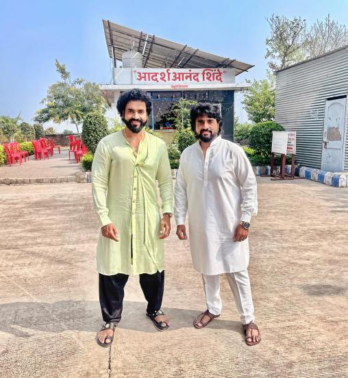 आपल्या दमदार आवाजाने श्रोत्यांची मनं जिंकलेला आदर्श आनंद शिंदे याच्या नावाने हा नवा पेट्रोल पंप सुरू केला आहे.