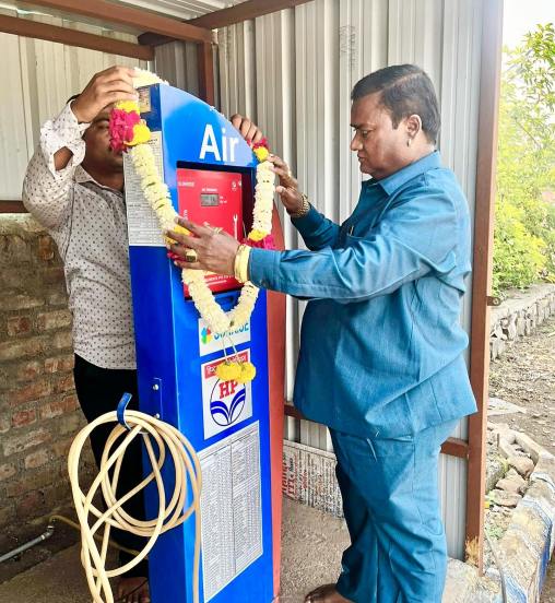 पंढरपुरमधील वेळापूर येथे शिंदे कुटुंबाने हा पेट्रोल पंप सुरू केला आहे.