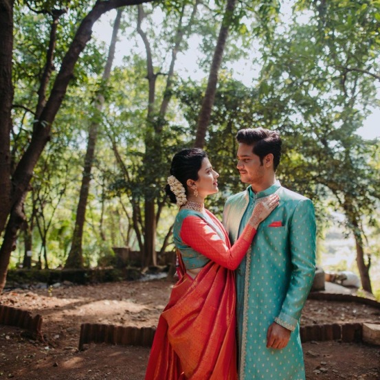 तर कृतिकाने नियॉन ऑरेंज रंगाची साडी नेसली होती, ज्यामध्ये तिचं सौंदर्य खुललं होतं.