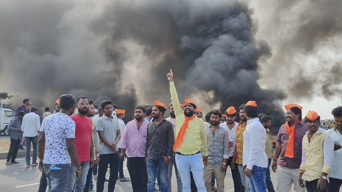मराठा आरक्षणासाठी सोलापुरात जळते टायर टाकून 'रास्ता रोको' सुरूच | Rasta ...