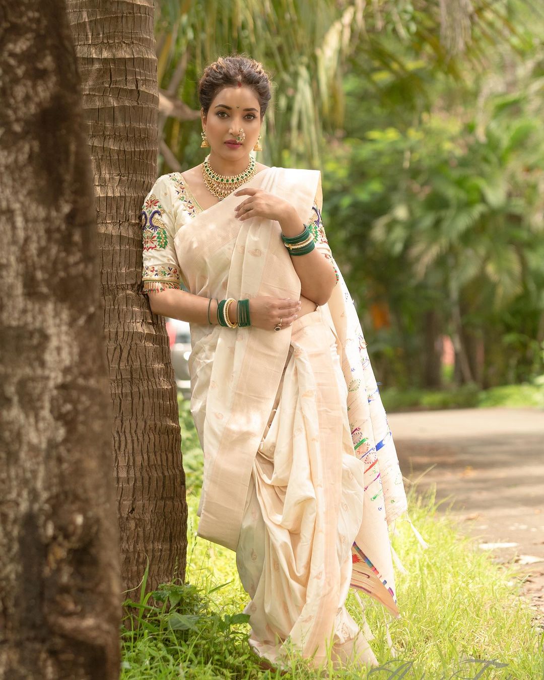 Rupali Bhosle White Nauvari Paithani Saree