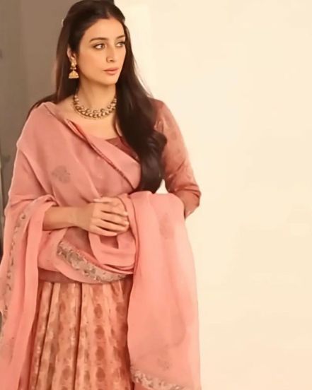 एका जाहिरातीसाठी तब्बू १ कोटी रुपये मानधन घेते.