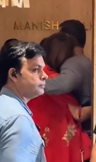 या फोटोमुळे अनेक चर्चांना उधाण आलं. हा फोटो पाहून काही नेटकऱ्यांनी संजय लीला भन्साळी यांना 'हम दिल दे चुके सनम २' या चित्रपटाची मागणी देखील केली.
