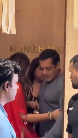 अभिनेता सूरज पांचोलीची बहीण सना पांचोली या फोटोमध्ये होती; जी सलमान खानला मिठी मारताना दिसली होती.