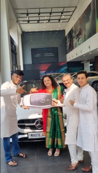 नव्या आलिशान गाडीचं कुटुंबात स्वागत करताना अभिनेत्रीबरोबर त्यांचे पती आणि मुलगाही उपस्थित होता.
