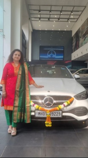 पण आता आलिशान गाडी असणाऱ्या या यादीमध्ये प्राजक्ता कुलकर्णी-दिघे यांचं नाव ही सामील झालं आहे.