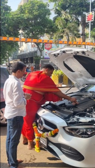 मराठी सिनेसृष्टीतील खूप कमी कलाकारांकडे एवढ्या किंमतीची आलिशान गाडी आहे.
