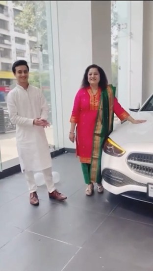 प्राजक्ता यांनी मर्सिडीज बेंझ खरेदी केली आहे. या गाडीची किंमत तब्बल ६० ते ७० लाखांपासून सुरू होते.