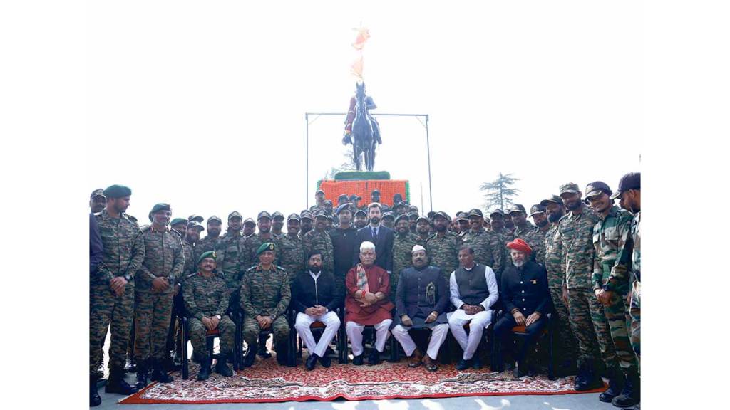 eknath shinde unveils shivaji maharaj statue