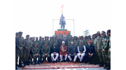 eknath shinde unveils shivaji maharaj statue