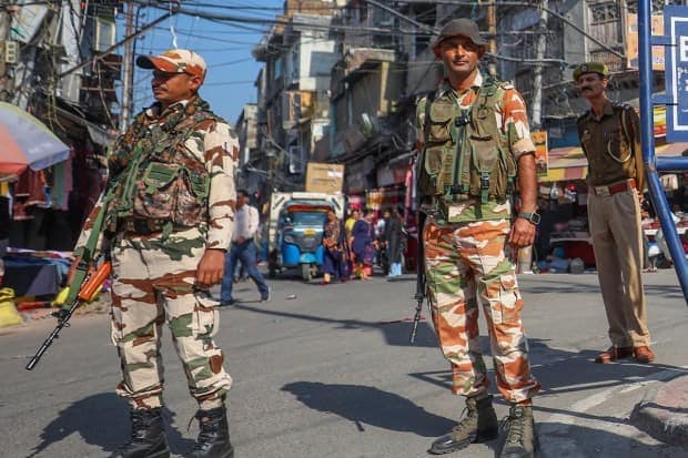 जम्मू आणि काश्मीरमधील पोलीस चौकीजवळ टिफिन बॉक्समध्ये इम्प्रोव्हाइज्ड एक्सप्लोसिव्ह डिव्हाईस (आयईडी) सापडले. त्यामुळे दिवाळीच्या पार्श्वभूमीवर सुरक्षितेत वाढ करण्यात आली आहे