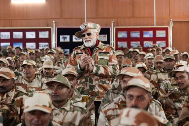 ''मी पंतप्रधान किंवा मुख्यमंत्री नसतानाही सुरक्षा दलांसोबत दिवाळी साजरी करण्यासाठी सीमावर्ती भागात जात होतो,'' असे पंतप्रधान मोदी म्हणाले. (पीटीआय फोटो)
