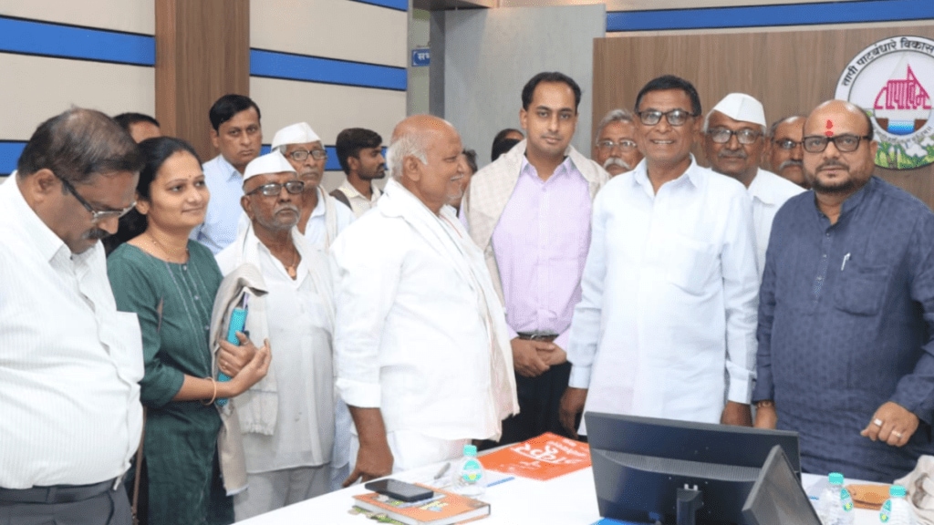 Guardian Minister Gulabrao Patil Pending help of banana crop insurance advance compensation deposited farmers bank accounts before Diwali jalgaon