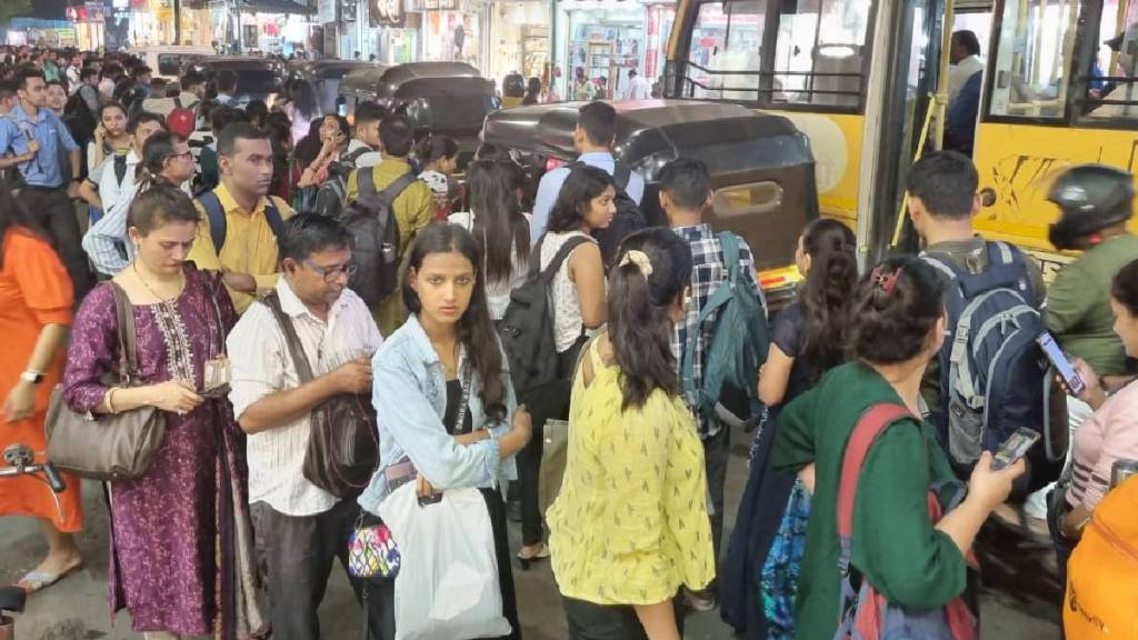 thane station, long queues, passengers, rickshaws