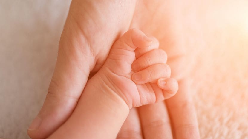 थंड हवेचा मुलांच्या त्वचेवर फार लवकर परिणाम होतो. त्यामुळे त्यांची स्किनकेअर कशी करावी याबद्दल तज्ञांकडून काही टिप्स येथे आहेत.