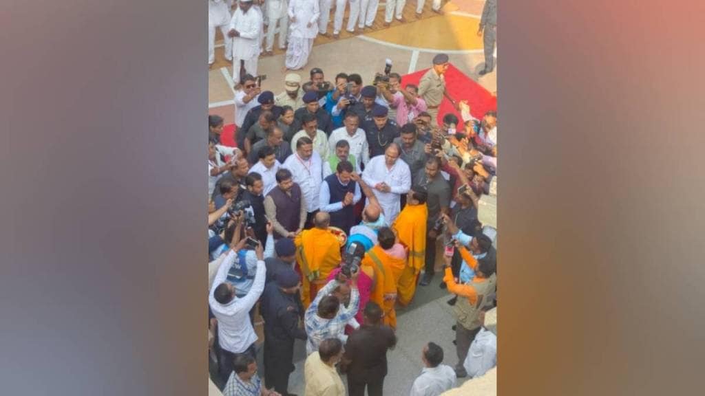 Devendra Fadnavis visited Gajanan Maharaj Sansthan