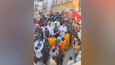 Devendra Fadnavis visited Gajanan Maharaj Sansthan