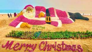Sand Artist Set New World Record Creating Worlds Biggest Onion And sand Installation Of Santa Clause