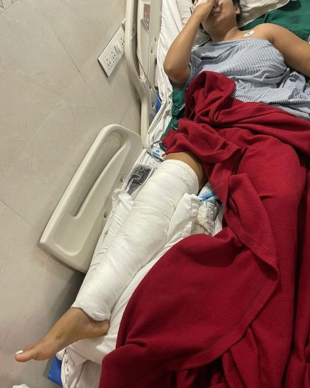 घोडबंदर येथील कासारवडवली भागात एका सनदी अधिकाऱ्याचे मुलाने प्रिया सिंहच्या अंगावर गाडी घालण्याचा प्रकार घडला असून पीडितेने समाजमाध्यमांवर या घटनेची माहिती देऊन न्याय देण्याची मागणी केली आहे.