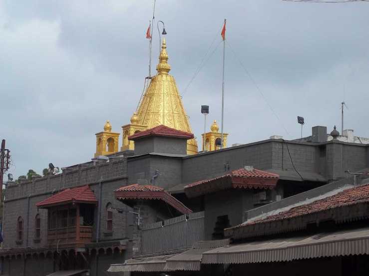 शिर्डी साई संस्थानने दिलेल्या माहितीनुसार, भाविकांकडून या मंदिराला दरवर्षी सुमारे ४८० कोटी इतके देणगी दिली जाते.
