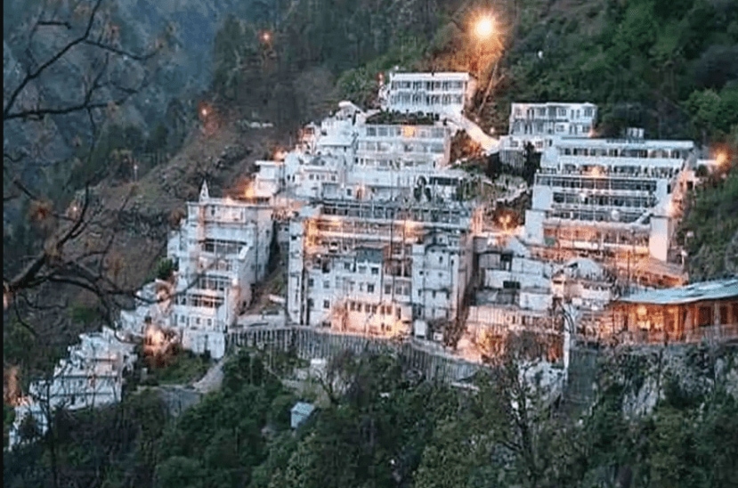 माता राणी वैष्णो देवी मंदिर देशभरात खूप लोकप्रिय आहे.