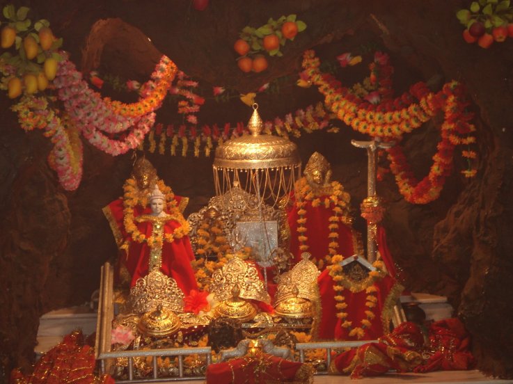एका अहवालानुसार दरवर्षी सुमारे ५०० कोटी रूपयांची देगणी भाविकांकडून मंदिराला दिली जाते.