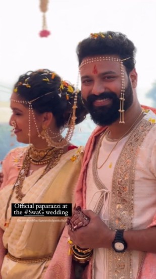 स्वानंदच्या मित्र मंडळीने लग्नाचे फोटो शेअर केले आहेत. (फोटो सौजन्य - सारंग साठे इन्स्टाग्राम)