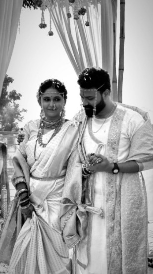 तर गौतमीच्या होणाऱ्या नवऱ्याने मॅचिंग अशी ऑफ व्हाइट रंगाची शेरवानी परिधान केली होती. (फोटो सौजन्य - केदार नायडू)