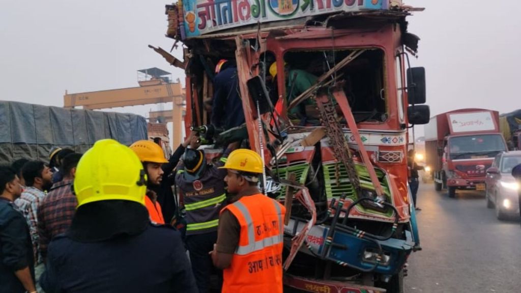 Four injured in horrific accident on Mumbai-Nashik highway