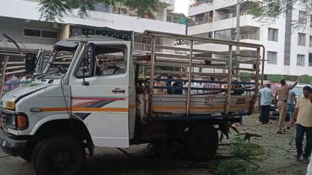 explosion of oxygen cylinder in a moving vehicle in nashik